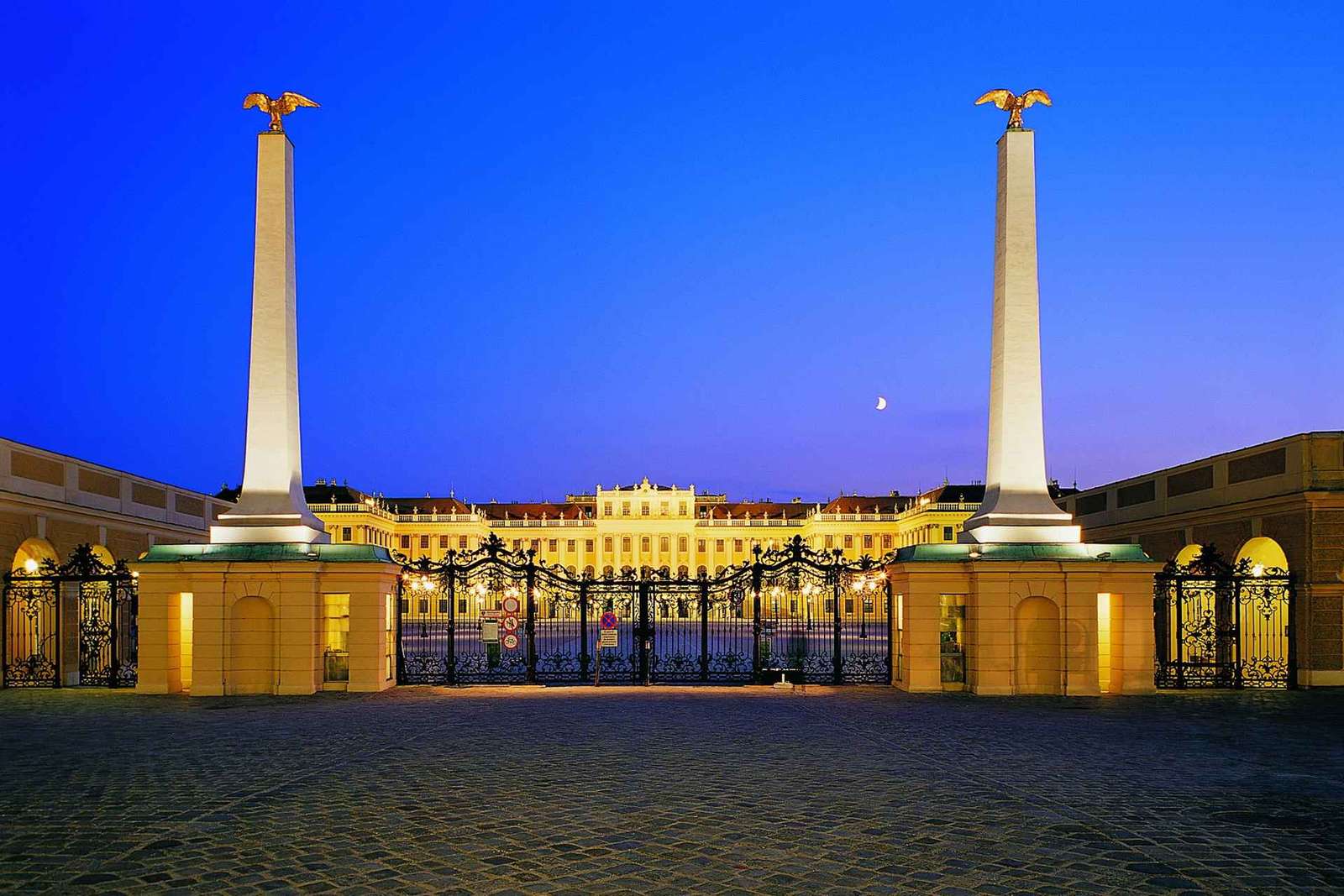 Viena: Visita nocturna al Palacio de Schönbrunn, cena y concierto