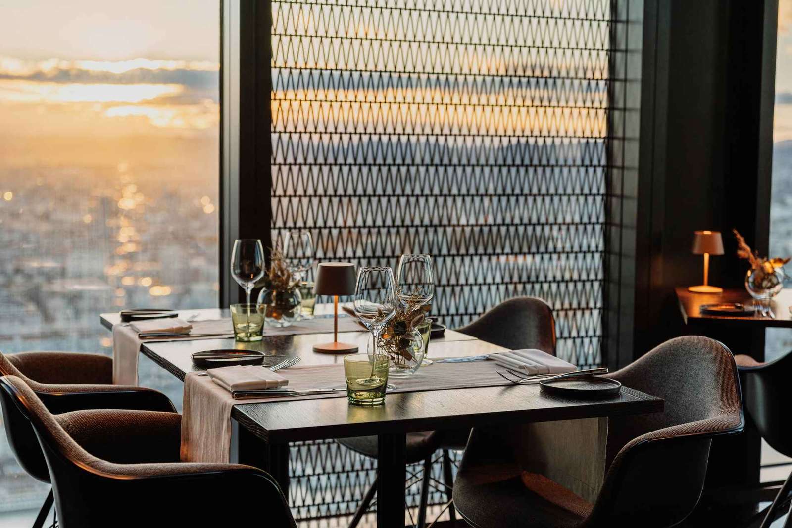 Best View: Cena al atardecer con vistas al skyline en el restaurante Altia by Urrechu