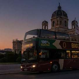Viena: Recorrido nocturno por lo más destacado de la ciudad en autobús grande con guía en directo