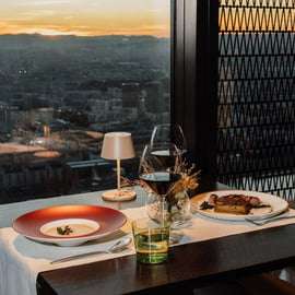 Best View: Cena al atardecer con vistas al skyline en el restaurante Altia by Urrechu