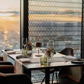 Best View: Cena al atardecer con vistas al skyline en el restaurante Altia by Urrechu